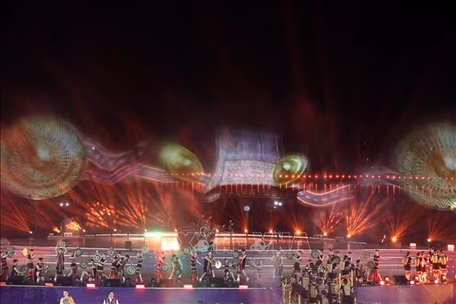 Un espectáculo en la inauguración del Año Nacional de Turismo de Vietnam 2025 (Foto: VNA)