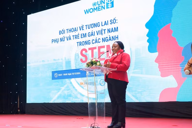 Caroline Nyamayemombev, representante de ONU Mujeres en Vietnam, habla en la cita.