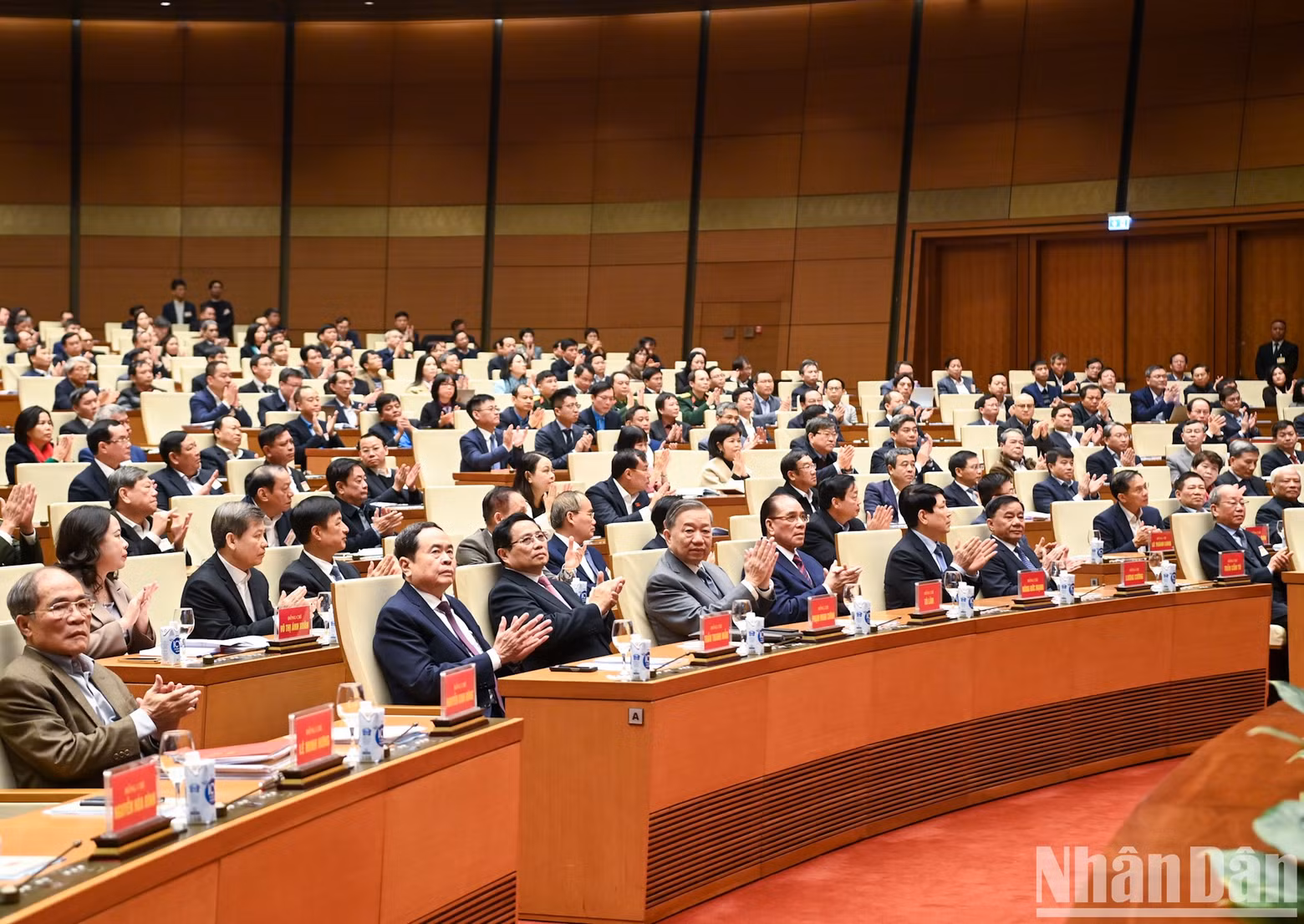El secretario general del Partido Comunista de Vietnam, To Lam; el presidente del país, Luong Cuong; el primer ministro Pham Minh Chinh; y el titular de la Asamblea Nacional, Tran Thanh Man, asistien a la cita.