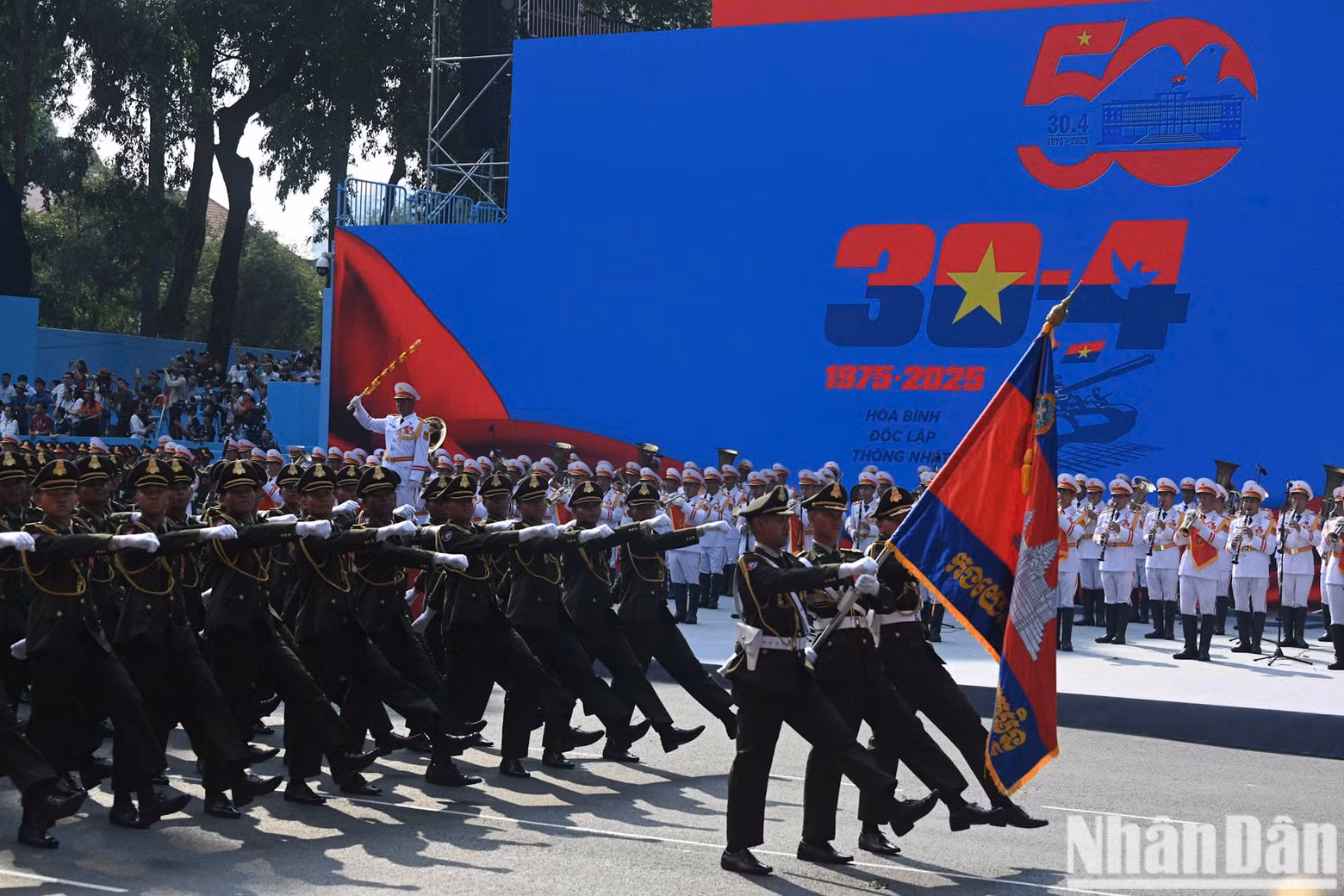 La formación del Ejército Real de Camboya en la marcha.