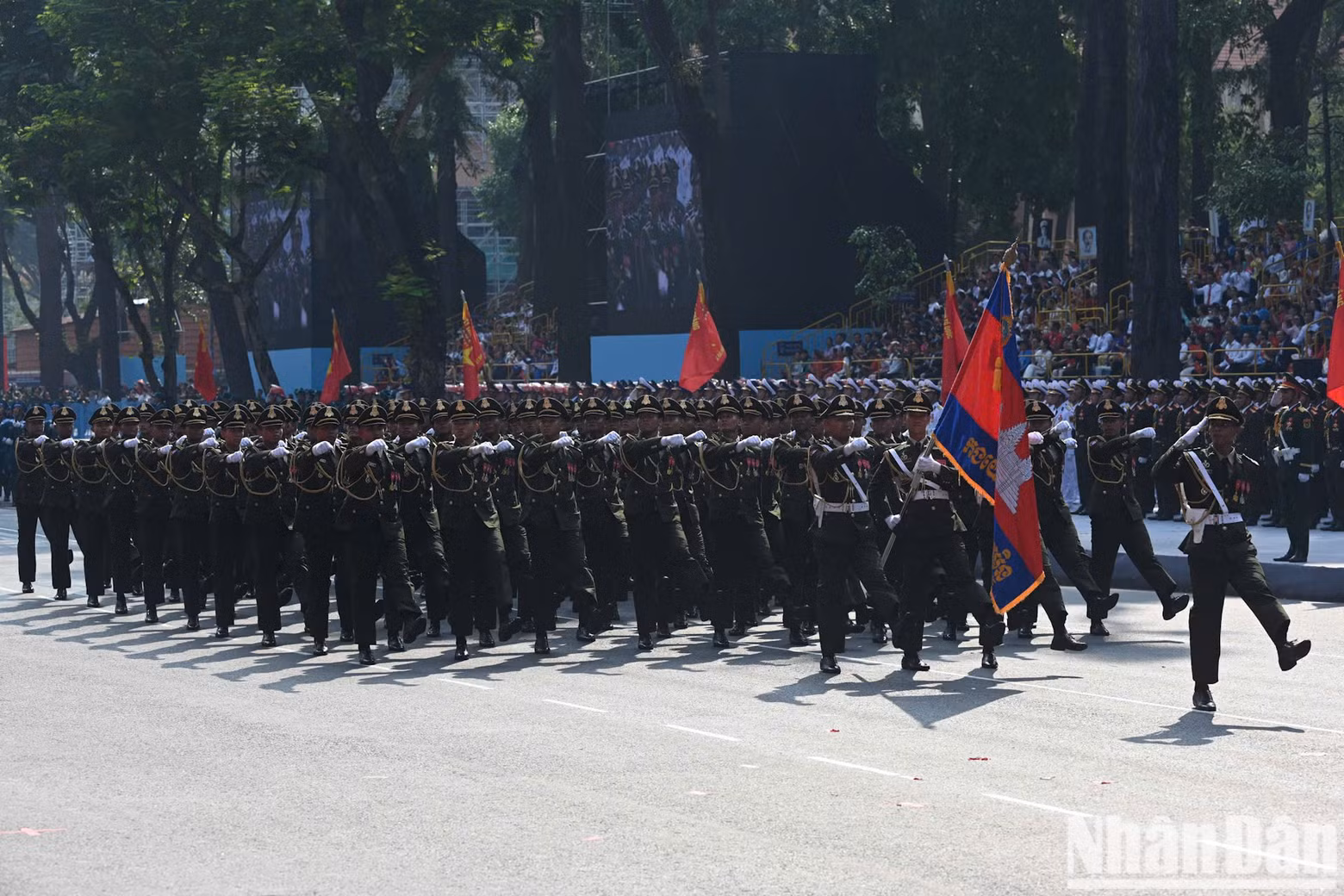 La formación del Ejército Real de Camboya en la marcha.