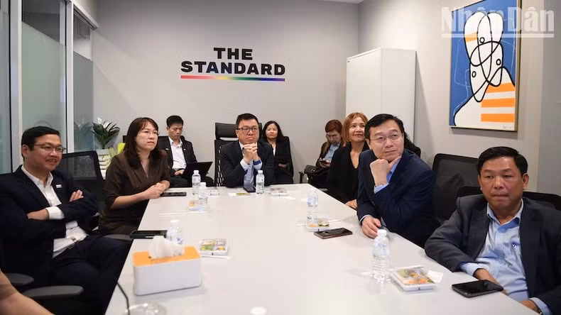 La delegación de la APV visita el editorial de The Standard. La delegación de la APV visita el editorial de The Standard.