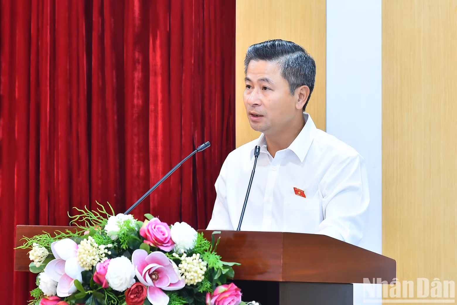 El director del Servicio de Transporte de Hanói, Nguyen Phi Thuong, presenta opiniones de los votantes.