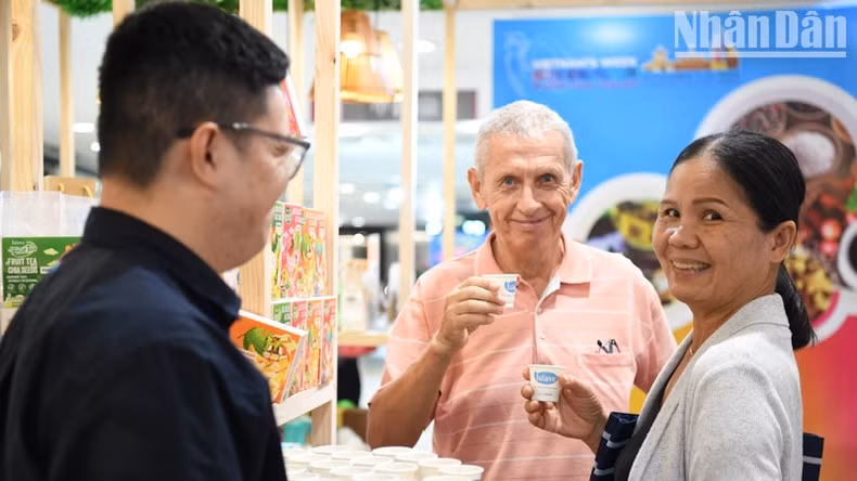 Los visitantes internacionales están interesados en los productos de Vietnam.