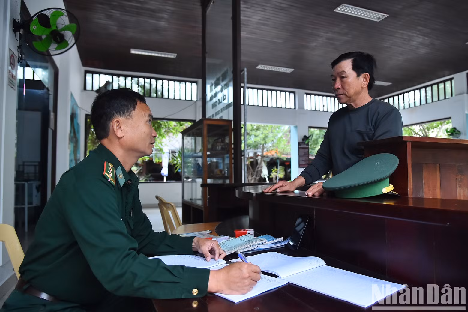 A fin de garantizar la seguridad absoluta de los turistas, la Estación de Control Fronterizo de Cu Lao Cham coordina con las fuerzas funcionales del puerto para controlar rigurosamente las embarcaciones que entran y salen del muelle. A fin de garantizar la seguridad absoluta de los turistas, la Estación de Control Fronterizo de Cu Lao Cham coordina con las fuerzas funcionales del puerto para controlar rigurosamente las embarcaciones que entran y salen del muelle.