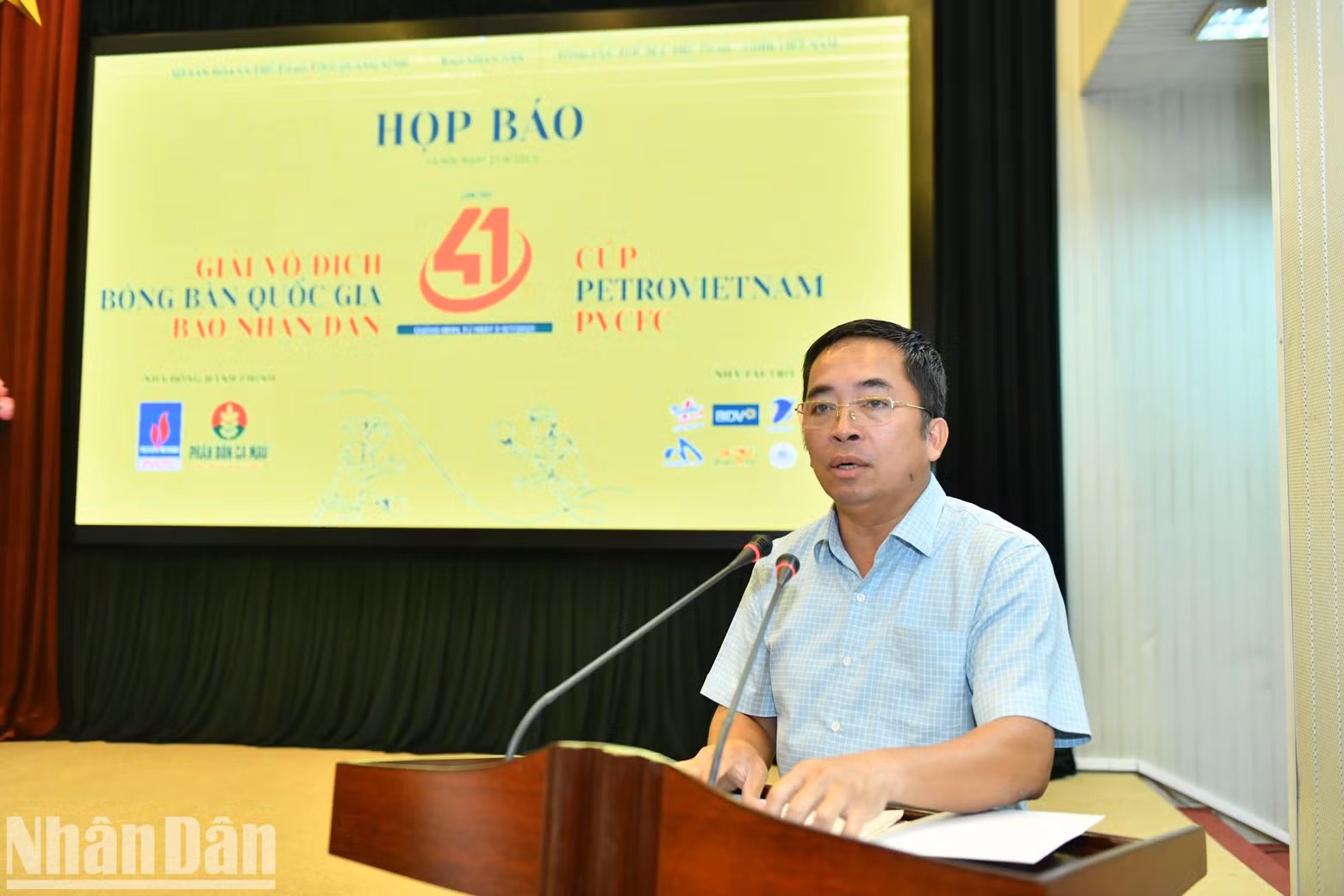 El subdirector del Servicio de Cultura y Deportes de Quang Ninh, Nguyen Thanh Tung, expone los preparativos de la localidad.