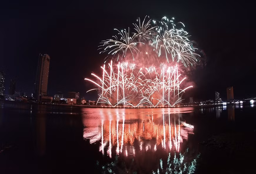 Espectáculo de fuegos artificiales del equipo francés en la noche final. (Foto: VNA)
