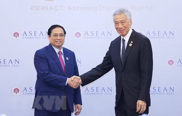 El primer ministro de Vietnam, Pham Minh Chinh, y su homólogo singapurense, Lee Hsien Loong. (Foto: VNA)