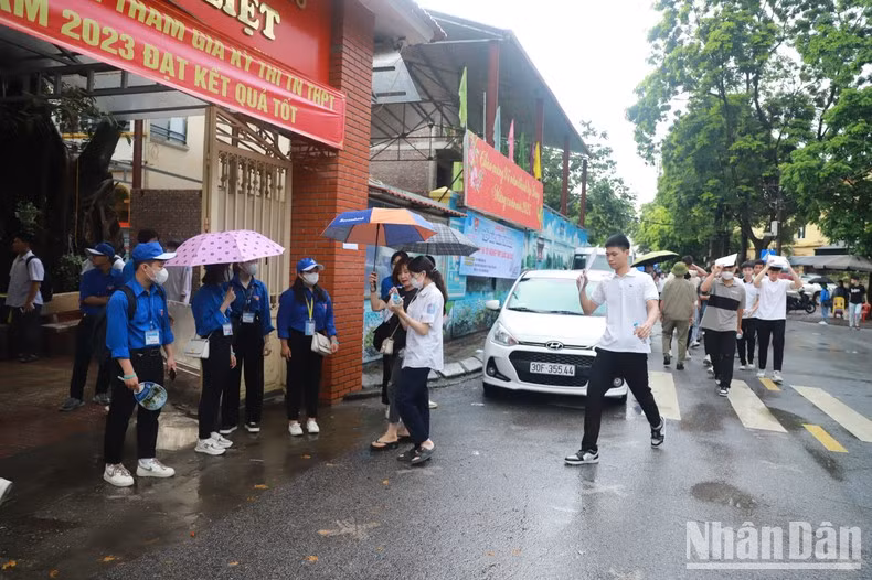 En el punto de prueba de la escuela secundaria Hoang Liet, en el distrito de Hoang Mai, muchos estudiantes están presentes desde las 6:00 de la mañana. En el punto de prueba de la escuela secundaria Hoang Liet, en el distrito de Hoang Mai, muchos estudiantes están presentes desde las 6:00 de la mañana.