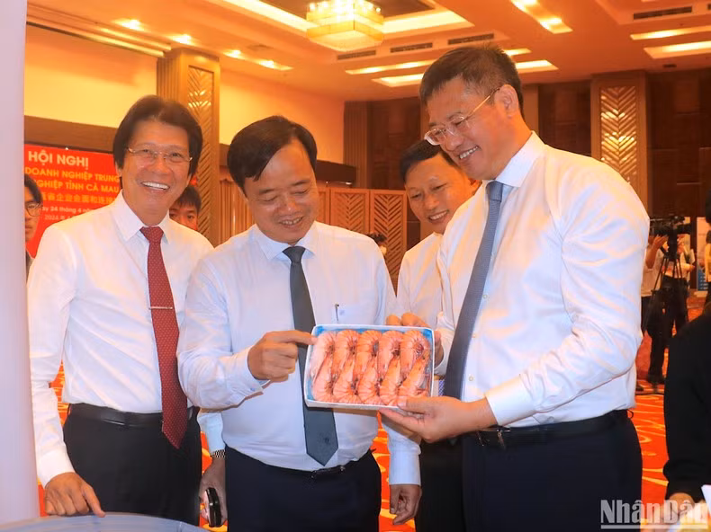 Representantes del Consulado General de China en Ciudad Ho Chi Minh asisten al evento. Representantes del Consulado General de China en Ciudad Ho Chi Minh asisten al evento.