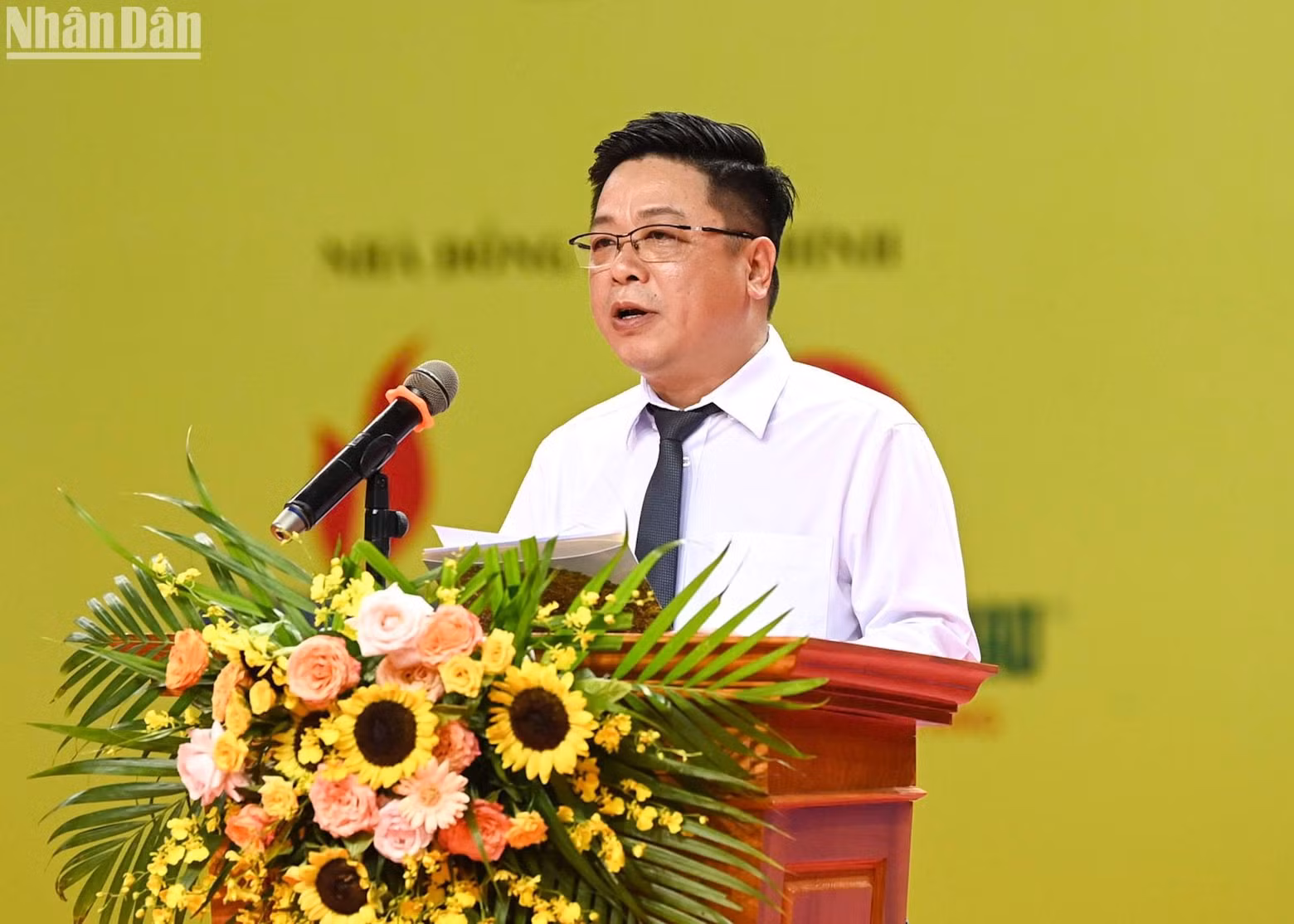 El redactor subjefe de Nhan Dan, Que Dinh Nguyen habla en el evento.