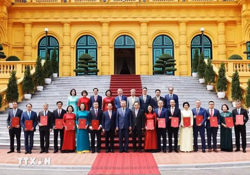 El secretario general y presidente To Lam, los delegados y 15 embajadores recién designados (Fuente: VNA)
