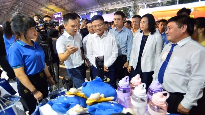 El vicepremier vietnamita Le Thanh Long asiste al evento.