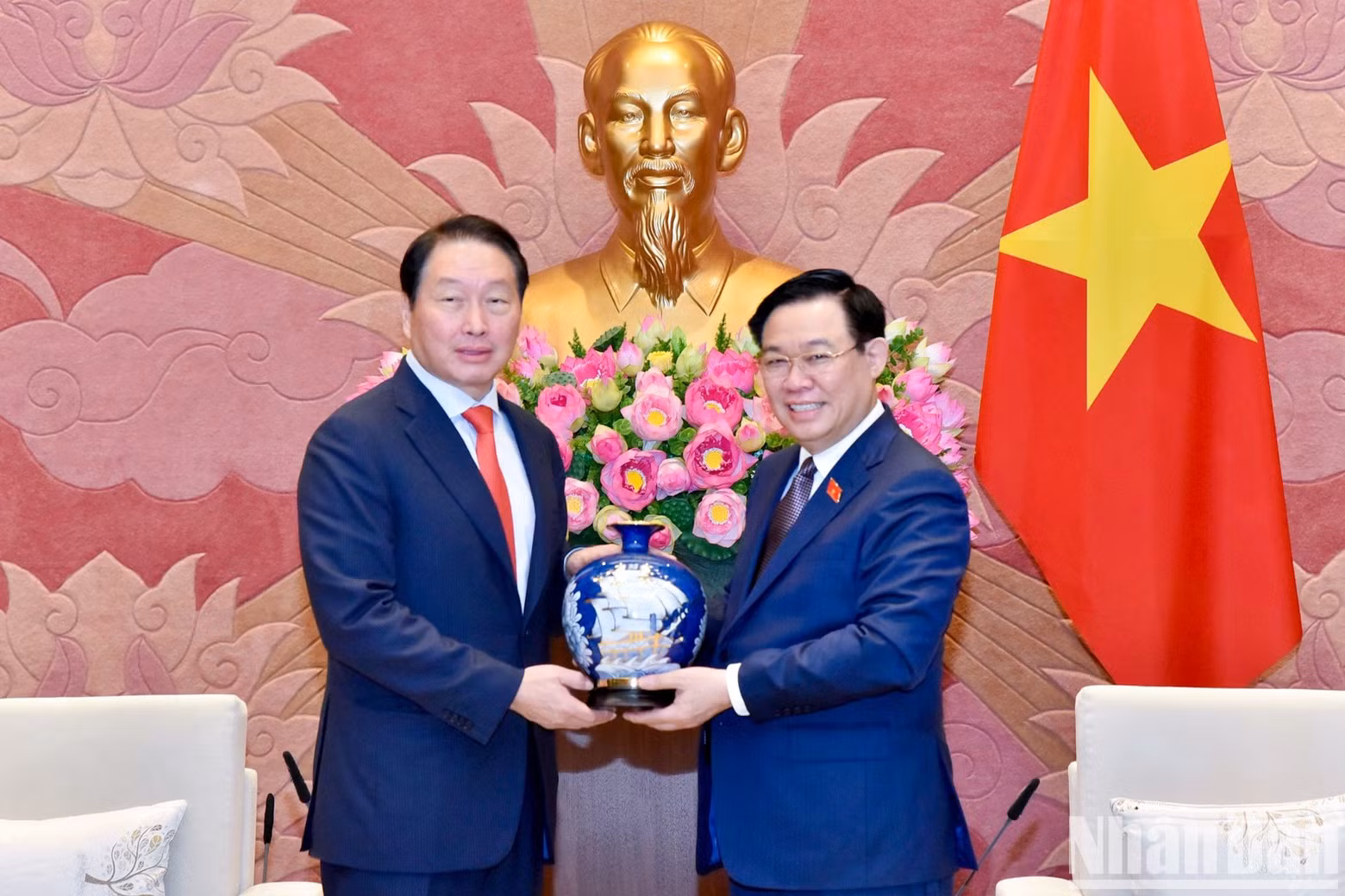 El máximo legislador vietnamita entrega un regalo de recuerdo al presidente de SK Group.