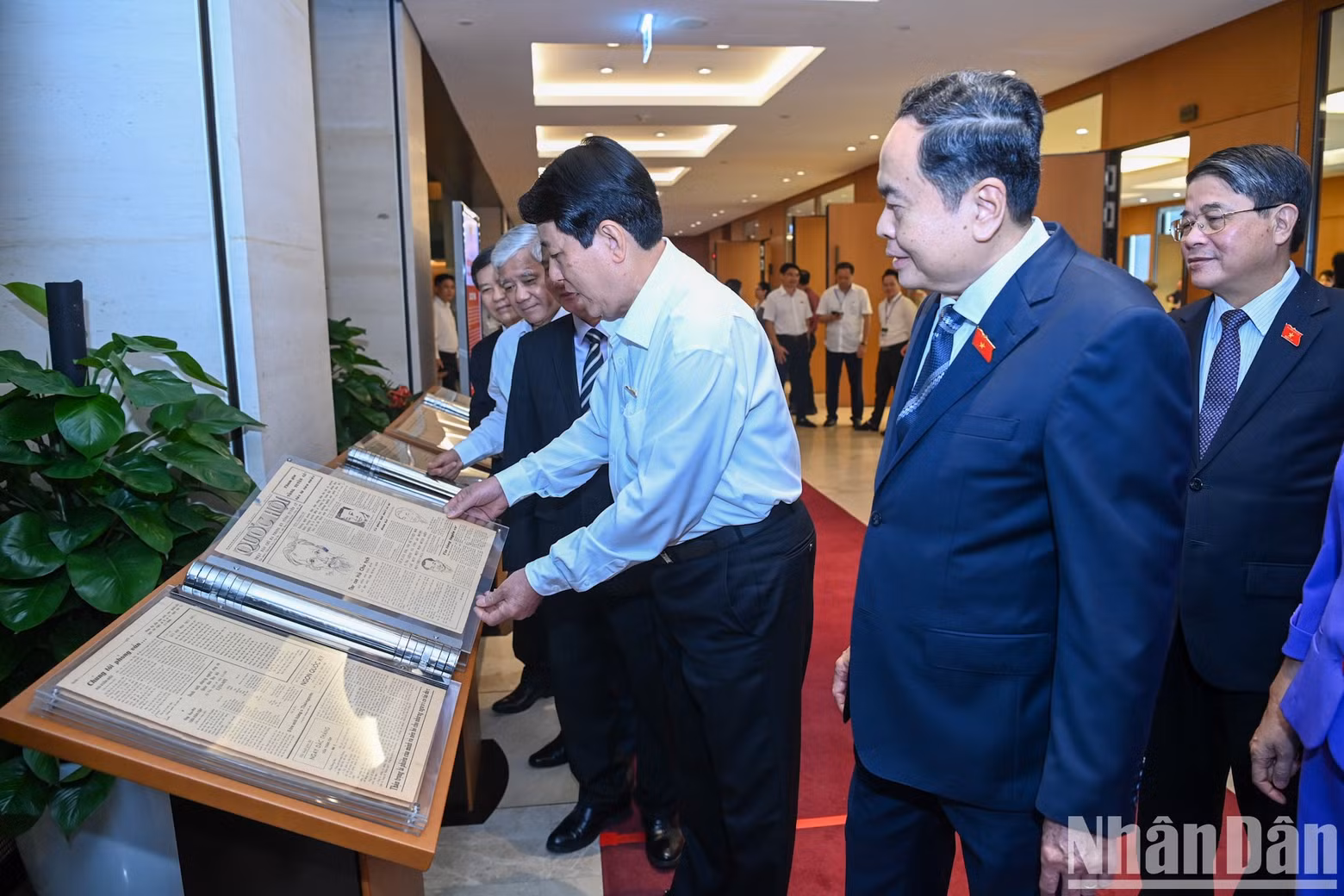 El presidente del país, Luong Cuong, visita la exhibición.