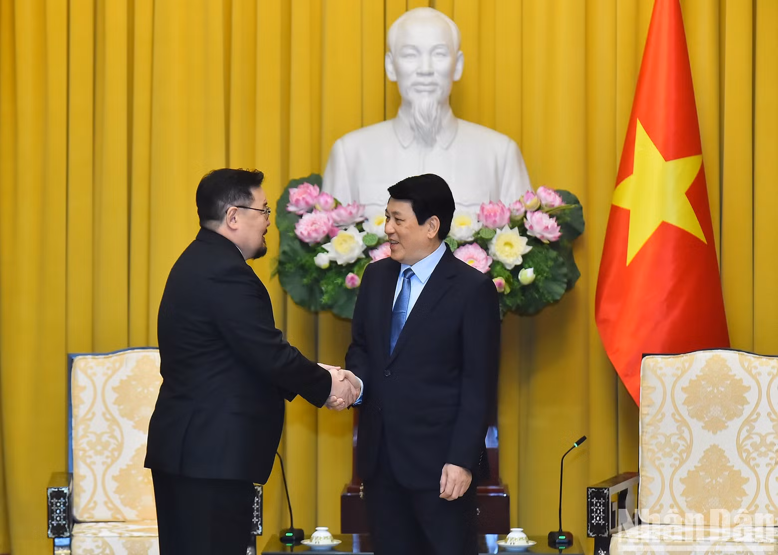 El jefe el Estado de Vietnam, Luong Cuong, recibe al presidente de la Oficina Presidencial de Mongolia, Gombojav Zandanshatar. El jefe el Estado de Vietnam, Luong Cuong, recibe al presidente de la Oficina Presidencial de Mongolia, Gombojav Zandanshatar.