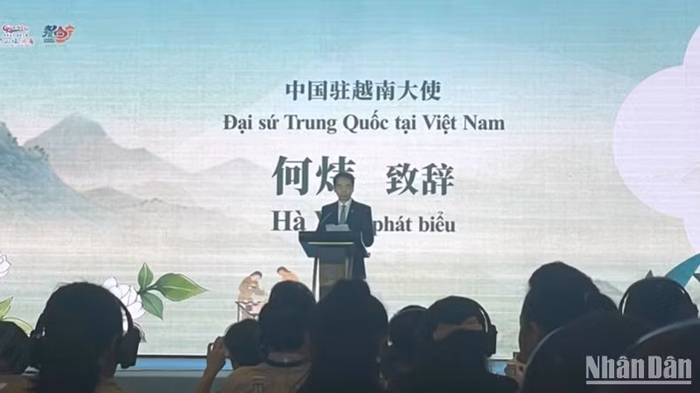 El embajador de China en Vietnam, He Wei, habla en el acto. El embajador de China en Vietnam, He Wei, habla en el acto.