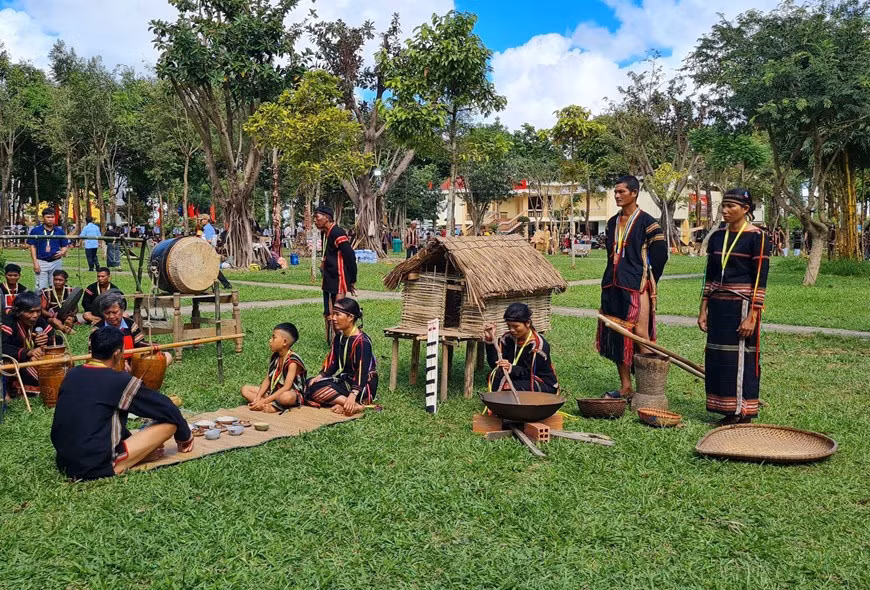 Recreación del culto en la nueva casa de la etnia Jrai (provincia de Gia Lai). (Foto: VNA)