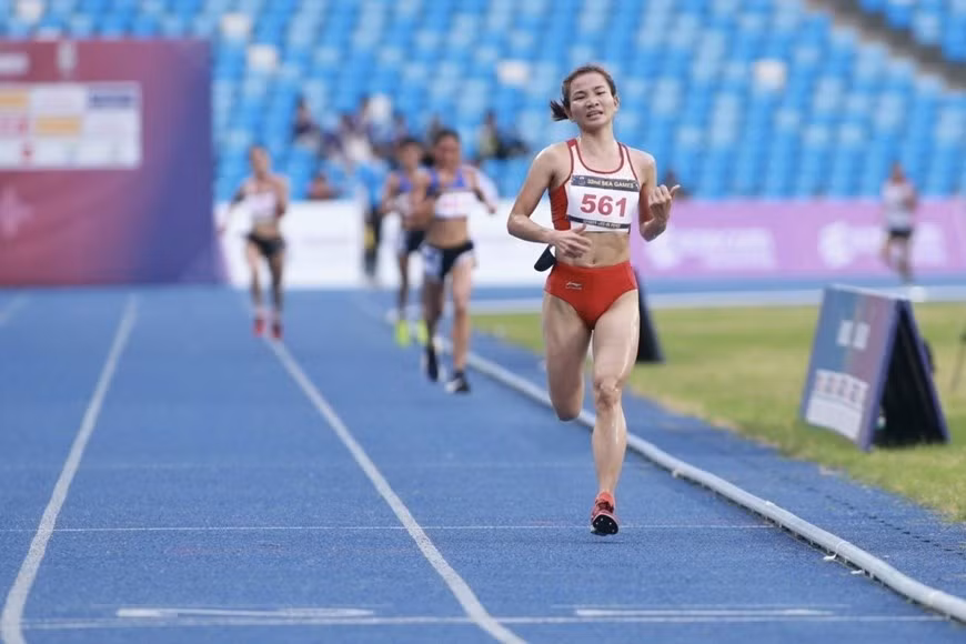 Después de ganar tres medallas de oro en los 5.000 metros, 1.500 metros y 3.000 metros con obstáculos, Nguyen Thi Oanh (561) siguió cosechando ese máximo premio en los 10.000 metros femenino, con 35 minutos y 11,53 segundos. (Foto: VNA)