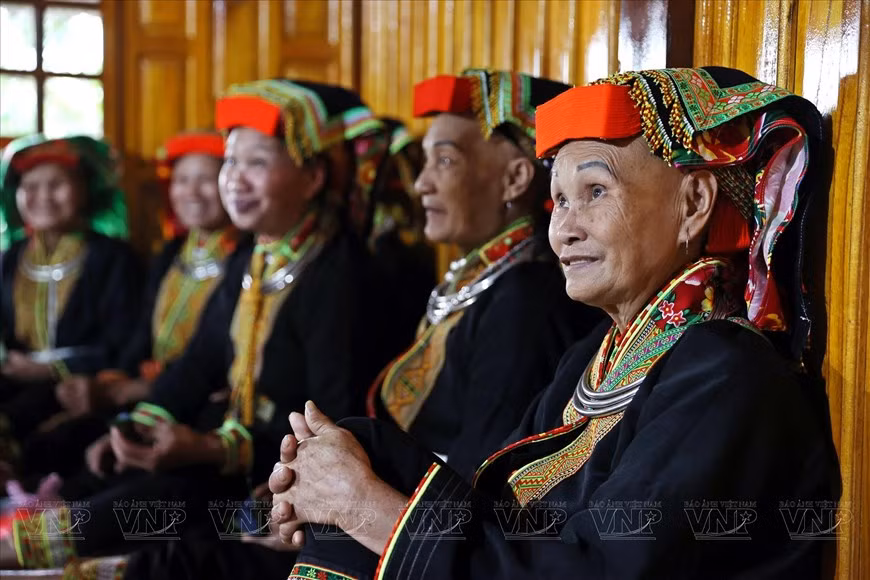 Para el grupo étnico Dao Lo Gang, los trajes no sólo para vestir, sino que también para mostrar la estética, las creencias y la espiritualidad (Fuente:VNA)