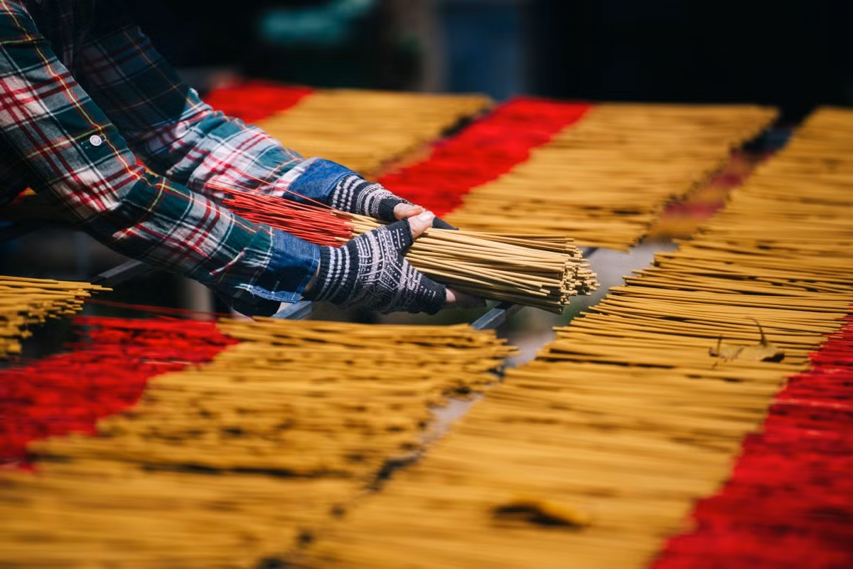 Le Ngan Tam, dueña de un establecimiento de fabricación, dijo que la producción de incienso también puede realizarse con máquinaz, lo que permite crear diseños más bonitos y mejorar la productividad.