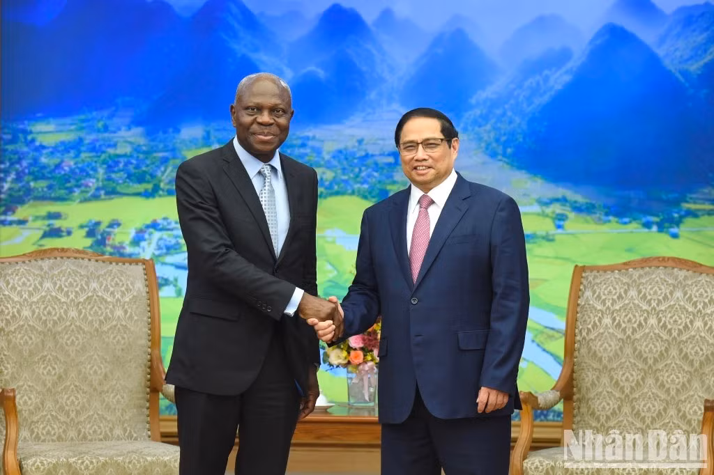 El primer ministro de Vietnam, Pham Minh Chinh, recibe hoy en Hanói al director general de la Organización Internacional del Trabajo (OIT), Gilbert F. Houngbo.