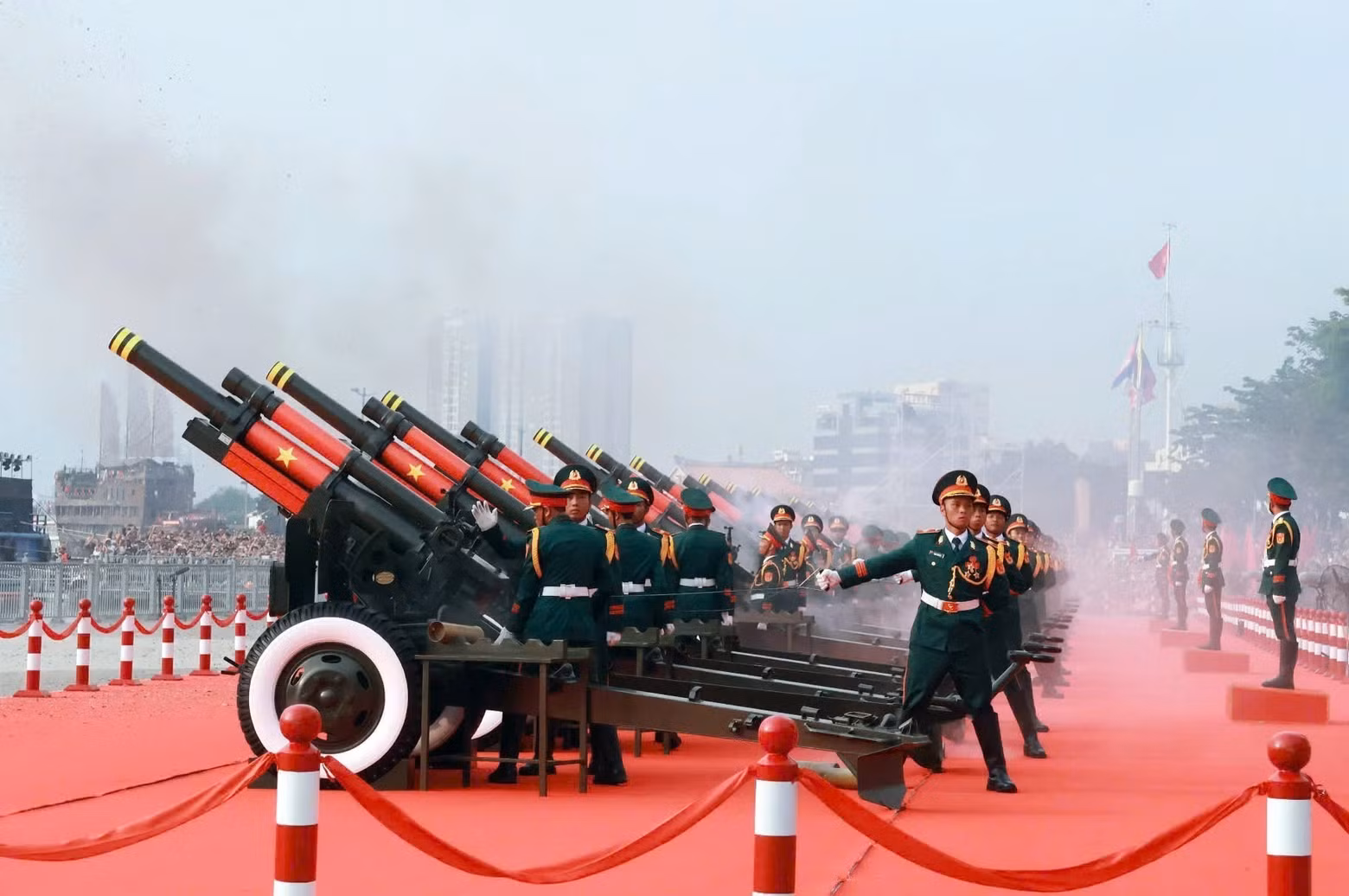 [Foto] Ceremonia de disparo de salvas de cañón y danza con armas por el 50 aniversario de la Liberación del Sur y la Reunificación Nacional ảnh 1