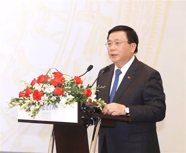 El miembro del Buró Político del Partido Comunista de Vietnam (PCV), presidente del Consejo Teórico Central y director de la Academia Nacional de Política Ho Chi Minh, Nguyen Xuan Thang, habla en el evento (Foto: VNA)