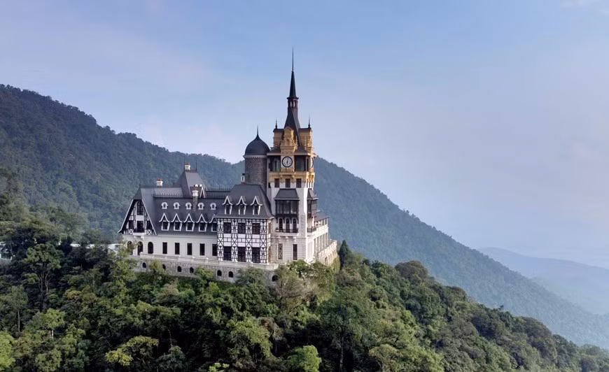 El castillo en la cima de la montaña en la zona turística de Tam Dao. (Fotografía: VNA)