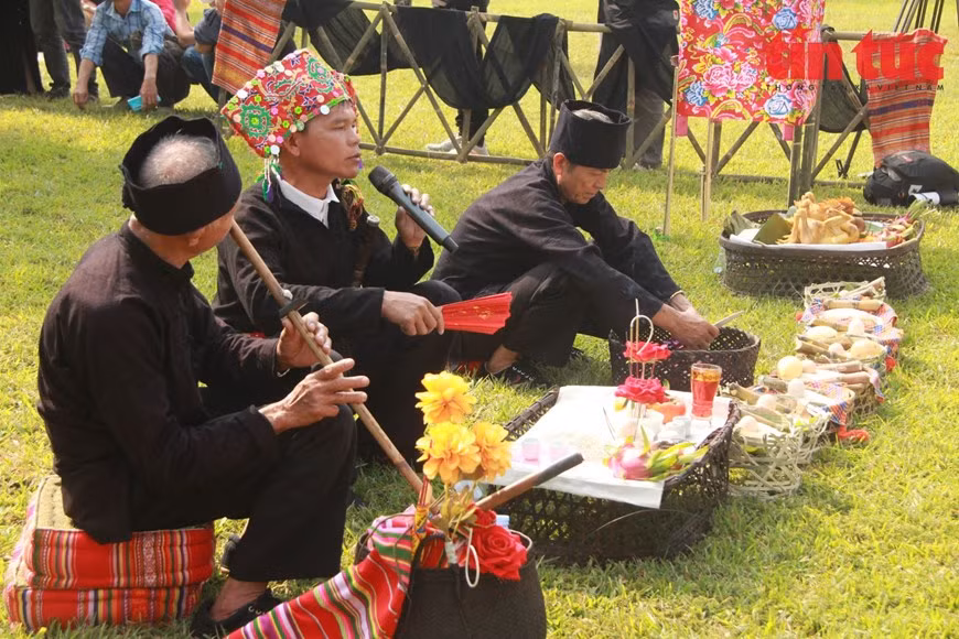 El chamán Lo Van Luong y otros de la aldea realizaron juntos la ceremonia. (Fuente: VNA) El chamán Lo Van Luong y otros de la aldea realizaron juntos la ceremonia. (Fuente: VNA)