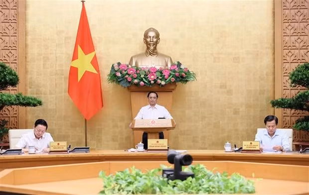 El primer ministro de Vietnam, Pham Minh Chinh, preside una reunión temática del Gobierno sobre la elaboración de leyes en julio (Fuente: VNA)
