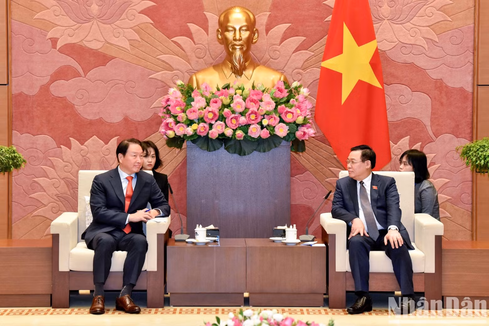 Manifesta la aspiración de que SK comparta sus experiencias para contribuir a elaborar un marco legal adecuado a la práctica y mejorar el entorno de inversión empresarial en Vietnam.