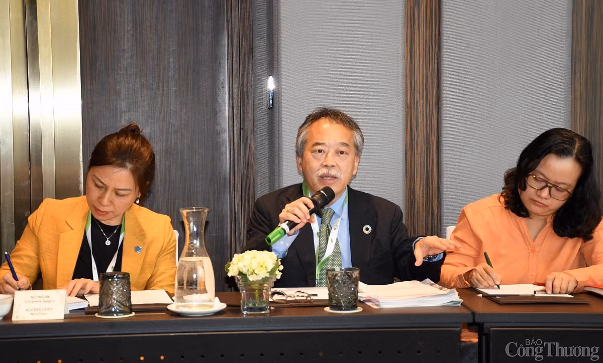 La viceministra Phan Thi Thang sostiene una reunión con Yuko Yasunaga, subdirector de la Organización de Desarrollo Industrial de las Naciones Unidas.