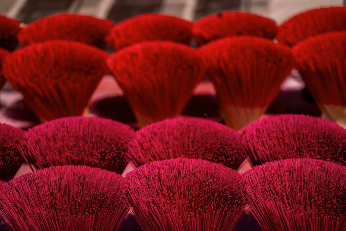 Las varillas de incienso están teñidas de dos colores tradicionales: rojo y rosa.