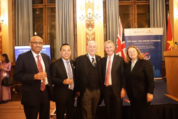 El embajador Nguyen Hoang Long (segunda persona desde la izquierda); Lindsay Hoyle, presidente de la Cámara de los Comunes del Reino Unido (en el medio); y Nigel Evans, vicepresidente de la Cámara de los Comunes (segunda persona desde la derecha) en el acto de lanzamiento del Año de Amistad binacional (Fuente: VNA)