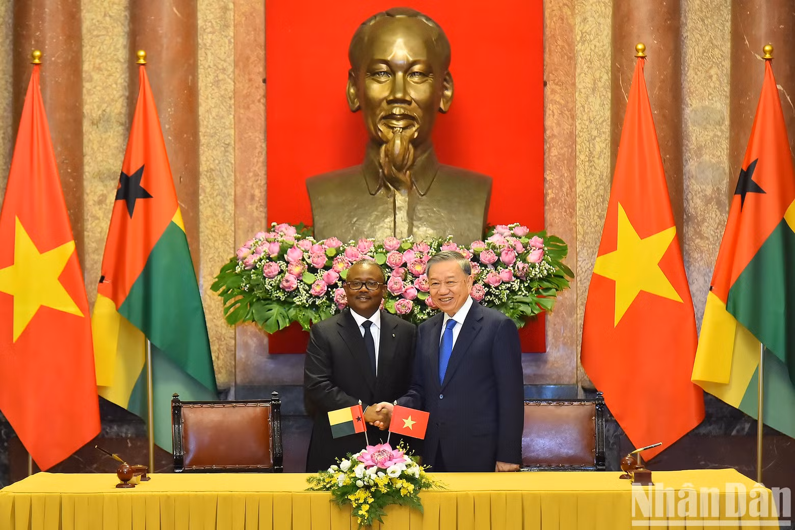 El secretario general del Partido Comunista y presidente de Vietnam, To Lam, y el presidente de Guinea-Bissau, Umaro Sissoco Embaló. El secretario general del Partido Comunista y presidente de Vietnam, To Lam, y el presidente de Guinea-Bissau, Umaro Sissoco Embaló.