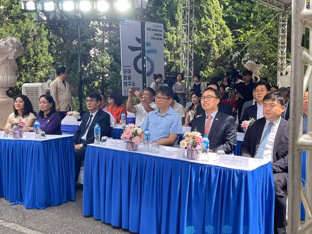 La viceministra de Cultura, Deportes y Turismo de Vietnam Trinh Thi Thuy y delegados asisten al evento.
