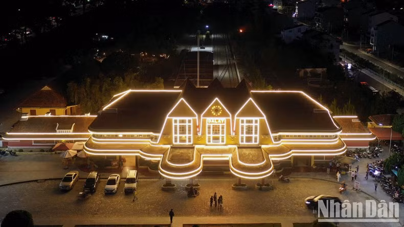 La estación de trenes de Da Lat por la noche. La estación de trenes de Da Lat por la noche.