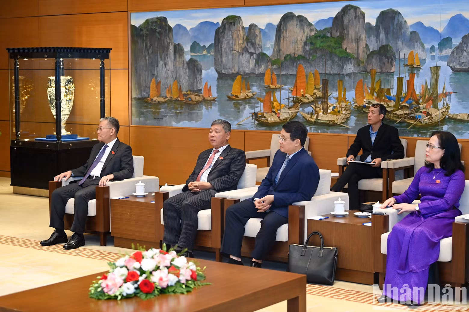 Delegados vietnamitas asisten al encuentro. Delegados vietnamitas asisten al encuentro.