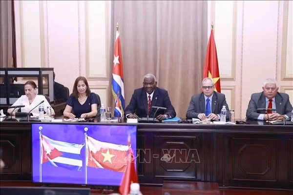 Presidente del Parlamento de Cuba, Esteban Lazo Hernández, en la reunión (Foto: VNA)