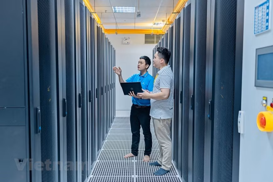 La infraestructura del IDC Hoa Lac se equipa con redundancia 3N/2, lo que no solo aumenta la capacidad de expansión en el futuro, sino que también garantiza un funcionamiento seguro y continuo incluso durante reparaciones y mantenimiento. (Foto: VNA) La infraestructura del IDC Hoa Lac se equipa con redundancia 3N/2, lo que no solo aumenta la capacidad de expansión en el futuro, sino que también garantiza un funcionamiento seguro y continuo incluso durante reparaciones y mantenimiento. (Foto: VNA)