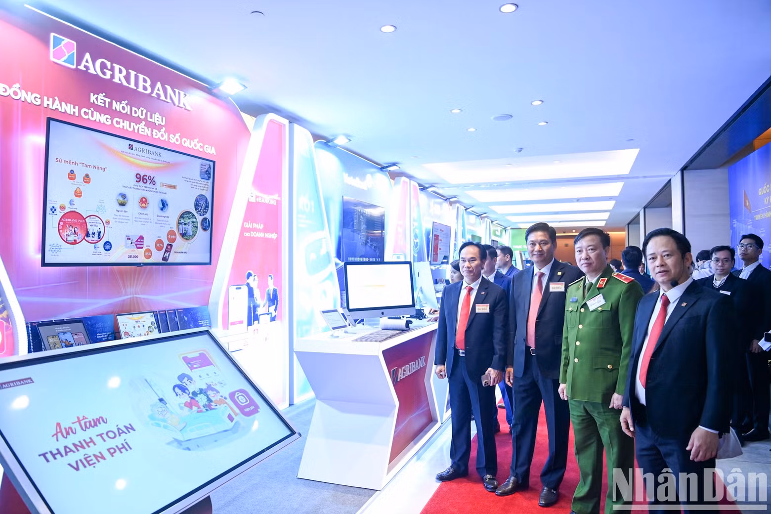 Los delegados visitan el espacio de exhibición del Banco de Agricultura y Desarrollo Rural, Agribank.