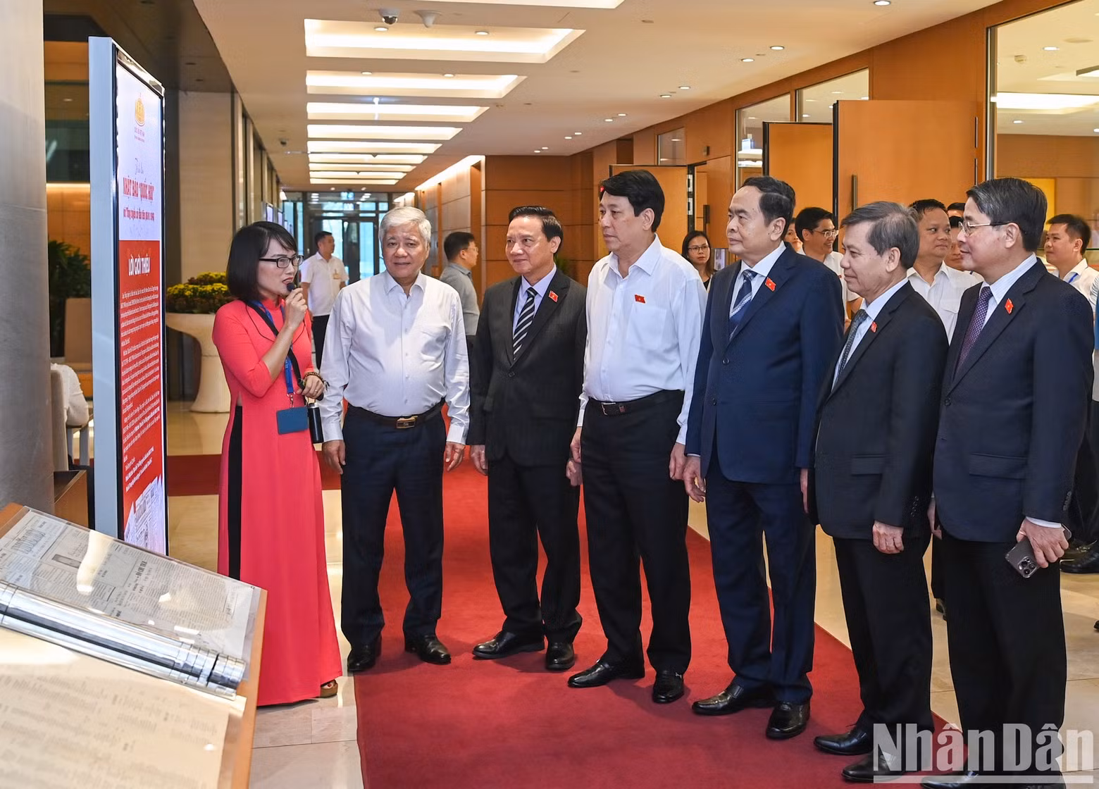 El presidente del país, Luong Cuong, el titular de la Asamblea Nacional, Tran Thanh Man, y funcionarios del Partido y el Estado visitan la exhibición.