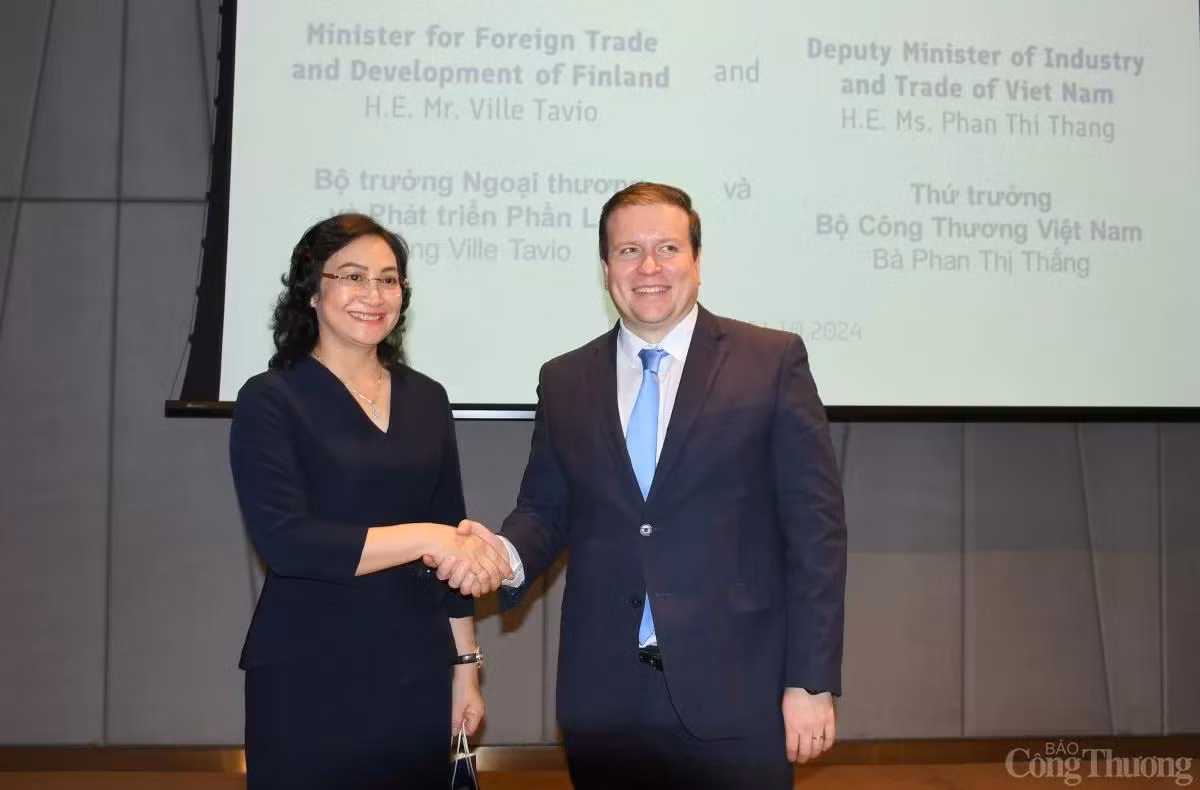 La viceministra de Industria y Comercio de Vietnam Phan Thi Thang recibe al ministro de Comercio Exterior y Desarrollo de Finlandia, Ville Tavio.