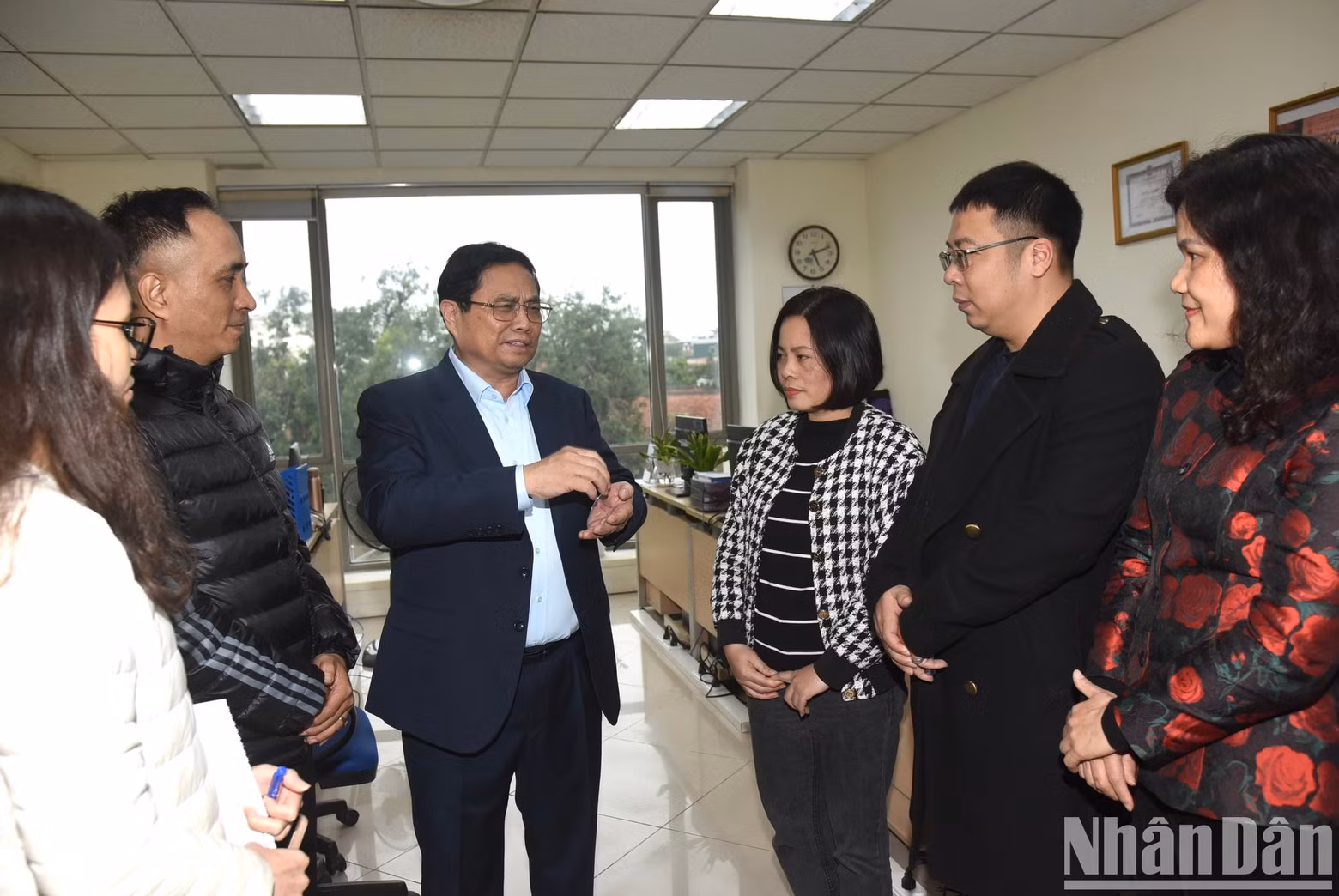 El premier visita la Agencia Vietnamita de Noticias.