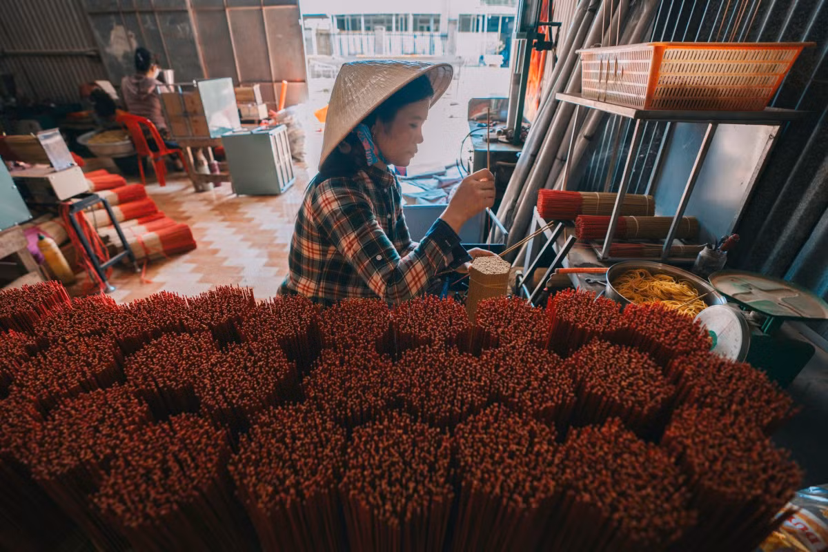 Los inciensos en Tay Ninh tienen dos colores populares: amarillo y marrón. El precio de cada ramo de inciensos varía de 1,37 a 2,55 dólares.