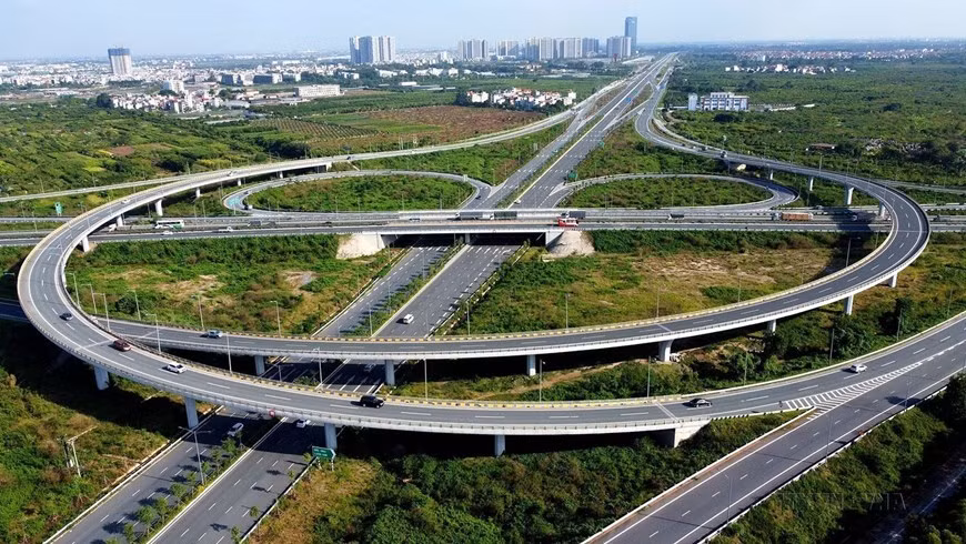 La intersección entre la carretera de circunvalación 3 y la autopista Hanói - Hai Phong, con una inversión total de 17 millones de dólares, entró en operación en enero de 2021. (Foto: VNA)