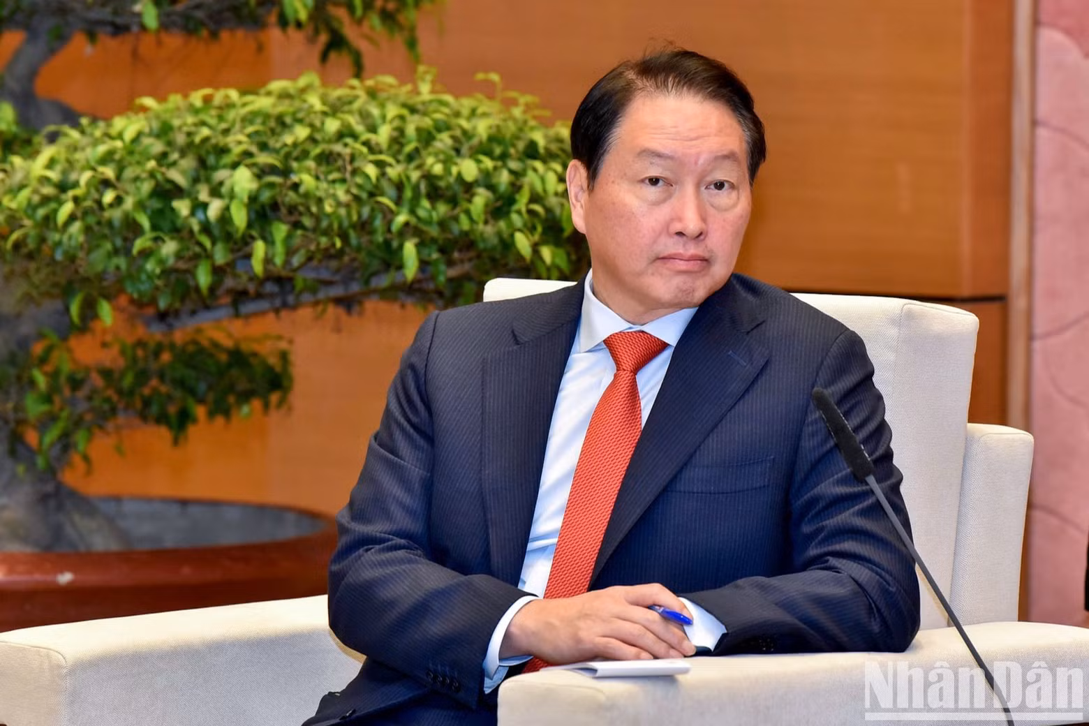 Chey Tae-won, por su parte, destaca que SK actualmente posee muchas tecnologías y subsidiarias relacionadas con el campo de la tecnología verde, porque está dispuesto a cooperar con socios vietnamitas en la conversión de la energía verde, a fin de ayudar a este país a promover su potencial y proactividad en la producción energética.