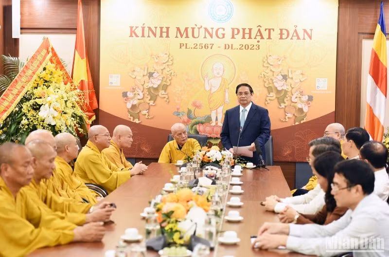 En nombre de dirigentes del Partido, el Estado y el Frente de la Patria de Vietnam, el premier extendió sus felicitaciones a los dignatarios, monjes y seguidores del budismo.