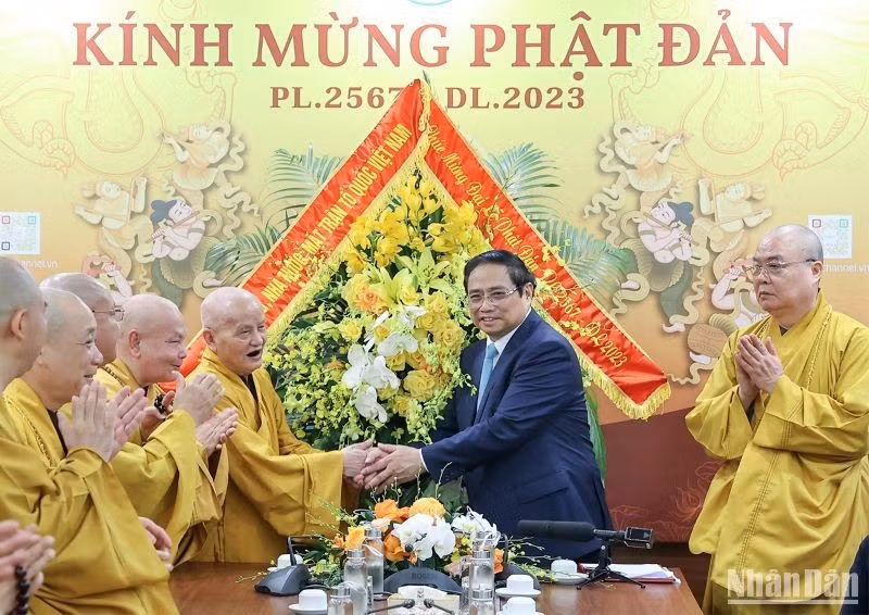 El jefe del Gobierno apreció y agradeció las importantes contribuciones de la Sangha Budista de Vietnam (SBV) y de la comunidad de files budistas de dentro y fuera del país al desarrollo nacional.